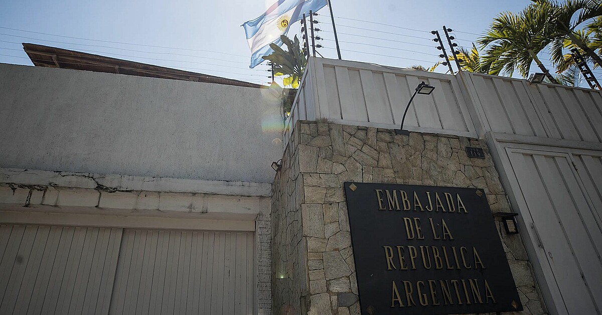 Venezuelan opposition members denounce Maduro regime siege while taking